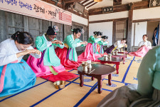 영남대 외국인 유학생들, 민속촌 구계서원서 전통 성년식 체험