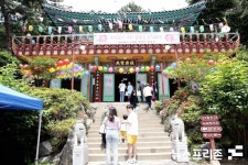 [포토] 불기 2567년 부처님오신 날, 진해 진흥사 찾은 불자들