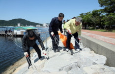 진해구, 제28회 바다의 날 맞아 진해루 해안변 합동 정화활동