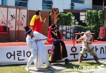 충남 논산열린도서관, 우렁각시 출현...개관 이후 첫 야외 공연