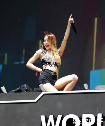 [NF포토] DJ 예송, '손 머리 위로~'(월드디제이페스티벌)