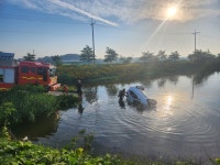 충남 서산서 SUV차 담수호로 추락...인명피해 없어
