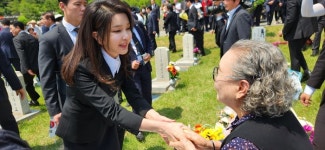윤 대통령 부부, 국립서울현충원 추념식 후 일반묘역 방문 유공자 가족 위로