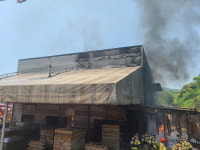 충남 아산 건설자재 공장서 불...근로자 8명 대피