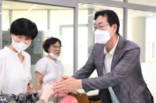 정명근 화성시장, 노인요양원 방문 의연품 전달