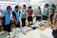 여수광양항만공사, 수산물 촉진…전통시장 장보기 행사