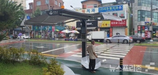 [포토]거창군, 폭염대비 횡단보도 다기능 스마트그늘막 설치