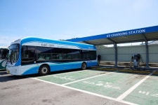 통영시, 전기저상버스 개통식 가져