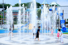 [포토] 산청 한마음공원 바닥분수서 무더위 날리자!
