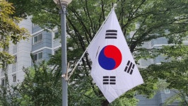 [포토] 78주년 광복절 오산시 한 아파트 단지 태극기 