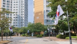 [포토] 78주년 광복절 오산시 한 아파트 단지 태극기 