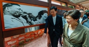 박근혜 전 대통령, 넉 달 만의 공개 외출···구미 부친 생가 방문