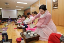 대전평생학습관, 원어민 교사 한국의 전통예절과 다례(茶禮) 체험 운영