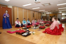 대전평생학습관, 원어민 교사 한국의 전통예절과 다례(茶禮) 체험 운영