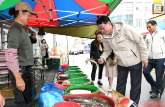 정명근 화성시장, 전통시장 방문 상인들과 소통