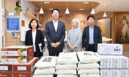 [포토] 정명근 화성시장, 사회복지시설 찾아 후원물품 전달