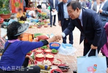 최민호 세종시장, 전통시장서 명절 장보기 가져...넉넉한 추석 명절 기원