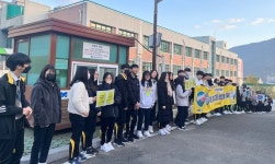 거제고현중 학생자치회, 통학로 교통안전 실천해요