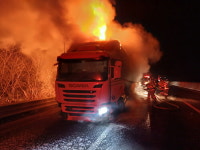 충남 서천 인근 서해안고속도로서 택배 차량 화재...8천8백만 원 피해