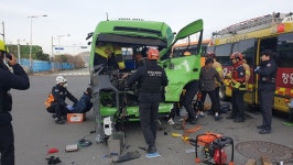 진해구 용원동 동방물류센터 앞서 버스-트레일러 충돌∙∙∙11명 중경상