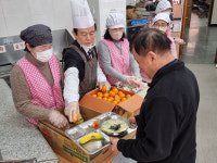 진주시여성자원봉사대, 사랑의 떡국 나눔 행사 훈훈