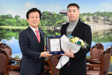 진주시, 80대 어르신 응급구조한 김태룡 씨에 감사패 전달