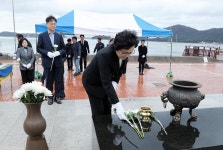 [포토] 진해구, 故 한주호 준위와 천안함 46용사 참배