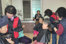 [포토] 거창군 마리면 자원봉사협의회, 염색봉사로 젊은 선물