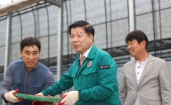 이상근 고성군수, 모내기철 벼 육묘 현장점검...현장 목소리 청취