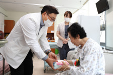[포토] 대구의료원, 어버이날 맞아 카네이션 및 선물 나눔 행사