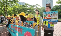 이상일 용인특례시장, 용인백현초 앞에서 학생 등굣길 안전 캠페인