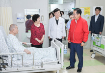 [포토] 홍준표 대구시장, 호국보훈의 달 맞아 대구보훈병원 방문