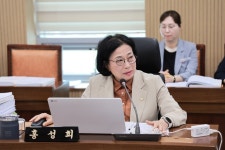 홍성희 서천군 의원, 행정사무감사서 맥문동 축제 성공 위한 조언