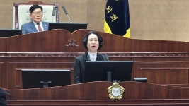 천안시의회 김행금 후반기 의장, 27표 중 25표로 선출