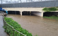 천안시 호우주의보, 천변 차도 조금씩 물에 잠기는 중