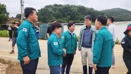 김돈곤 청양군수, 부여군 수해 복구 현장 찾아 일손 보태