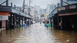 폭우로 물에 잠긴 당진시장