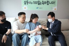 광주 광산구, 저 출산 시대 세쌍둥이 낳은 가정 찾아 축하