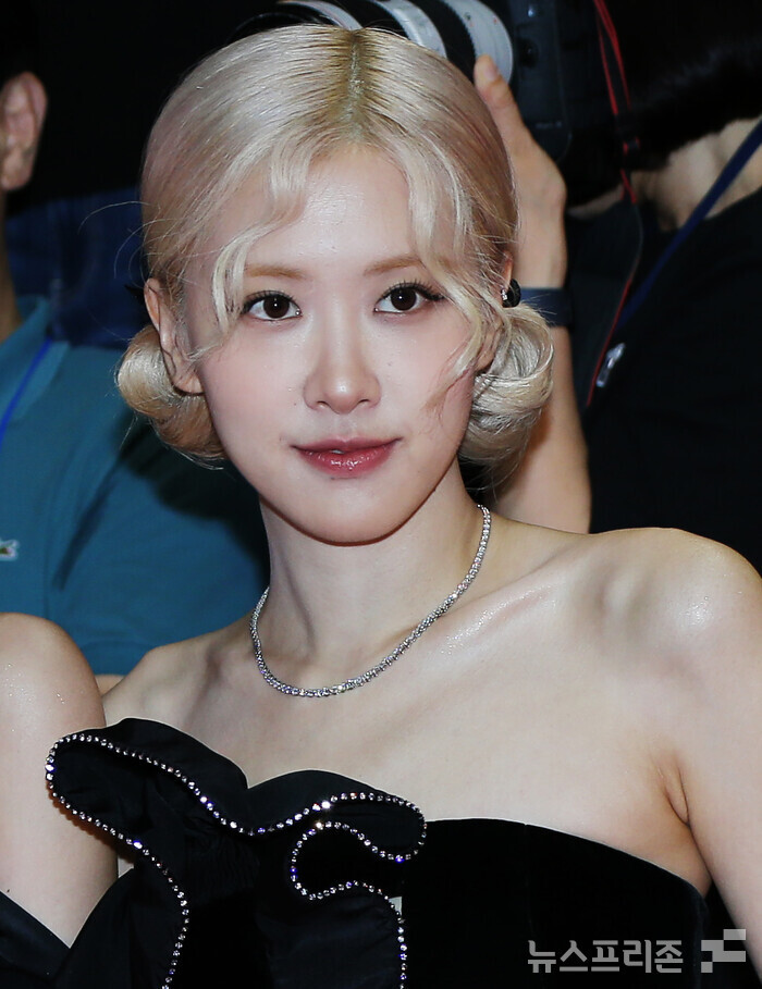 로제와 브루노 마스의 콜라보 신곡 아파트(APT.)가 세계적으로 인기! - 조회수 1억뷰 돌파하며 화제!