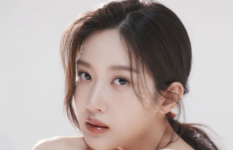 문가영, 첫 산문집 수익금 1억 기부...선한 영향력