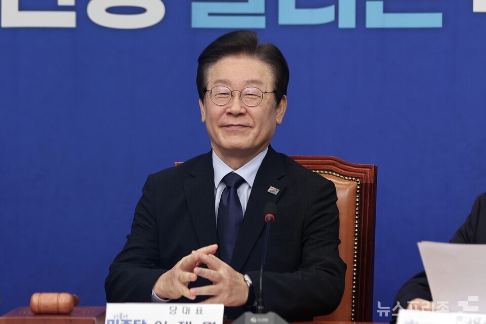 이재명 대통령과 스가 요시히데 전 일본 총리, 한일관계 발전을 모색하며 회담