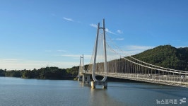청명한 가을, 푸른 호수 위 논산 탑정호 출렁다리 풍경