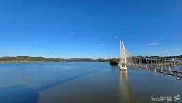 청명한 가을, 푸른 호수 위 논산 탑정호 출렁다리 풍경