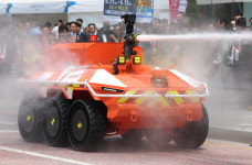 현대차·소방청 공동 개발 무인 소방로봇 대구서 물 뿜어