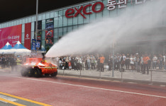 현대차·소방청 공동 개발 무인 소방로봇 대구서 물 뿜어