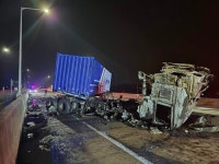 당진영덕고속도로 공주IC 부근서 25t 택배차량 화재