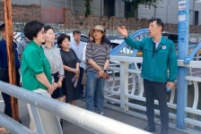 성산구, 가음정천 데크로드서 주민과 소통