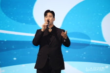 제7회 보령머드가요제 축하공연…진홍 남자는 말합니다