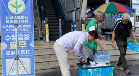 새마을지도자경산시협의회, 무더위 속 시민들에게 얼음생수 무료 나눔 행사 펼쳐
