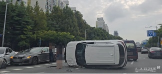 대전 월평역 앞 SUV 전복사고…출근길 교통 혼잡